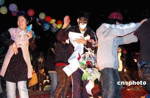 �����ѧ����"��ױ���"Ѱ��"Ե"��