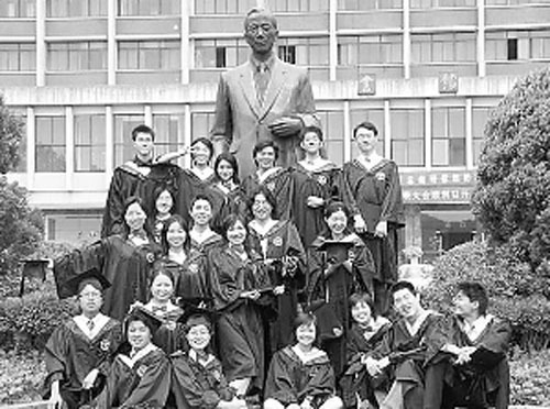 ��������30�꣺վ�ڰμⴴ���˲�������ǰ��